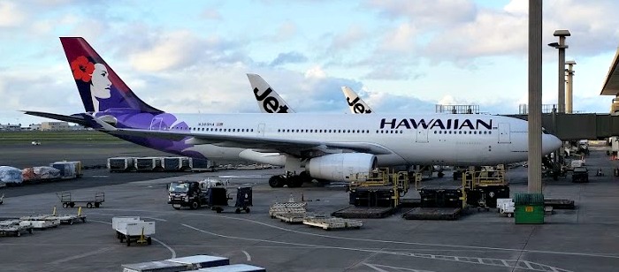 Picture of Hawaiian Airlines airplane at the Honolulu International airport
